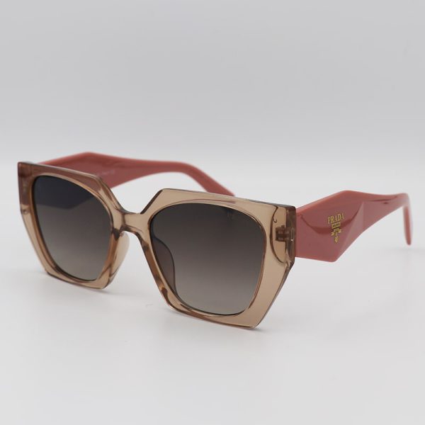 عکس از عینک آفتابی پرادا با فریم عسلی، گربه ای شکل و دسته کالباسی مدل 2246