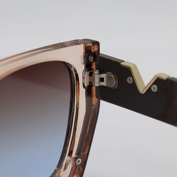 عکس از عینک آفتابی با فریم رنگ عسلی، دسته قهوه‌ای و لنز هایلایت قهوه‌ای رنگ مدل 9794