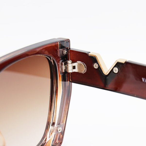 عکس از عینک آفتابی زنانه با فریم رنگ قهوه‌ای رنگ، پروانه‌ای شکل و لنز هایلایت وانتینو مدل 9794