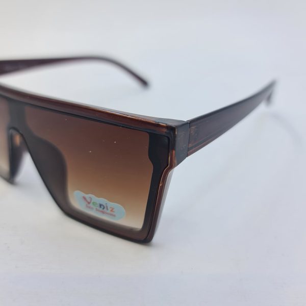 عکس از عینک آفتابی بچه‌گانه با فریم قهوه ای، لنز سایه روشن و یکسره مدل 3700