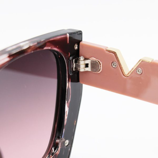 عکس از عینک آفتابی زنانه با فریم رنگ قهوه‌ای، دسته کالباسی و لنز هایلایت ولنتینو مدل 9794