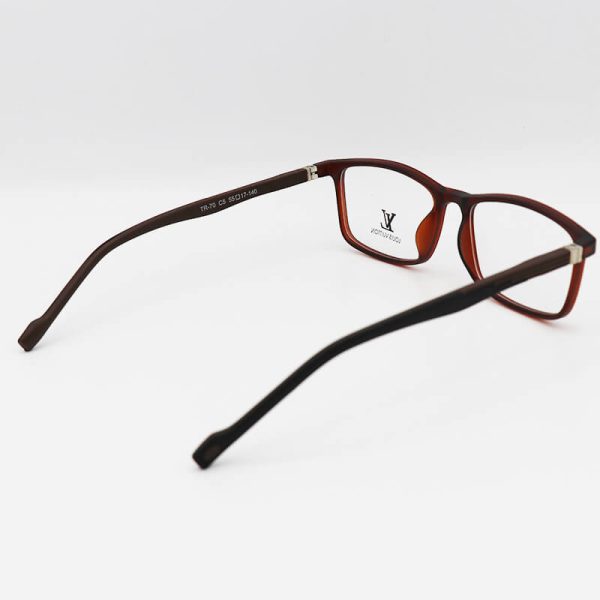 عکس از عینک طبی با فریم مستطیلی، قهوه ای رنگ، tr90 و دسته فنری مدل tr70