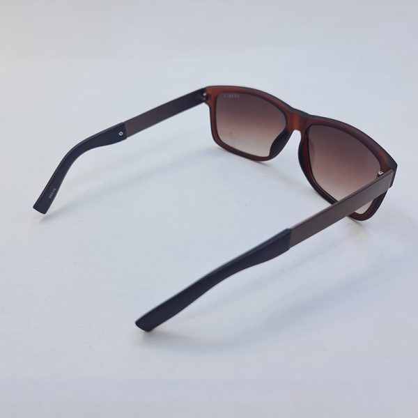 عکس از عینک آفتابی دیزل با فریم قهوه ای مات و لنز قهوه ای سایه روشن مدل 98016