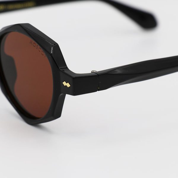 عکس از عینک آفتابی گرد با فریم قهوه‌ای تیره، طرح دار و لنز قهوه ای تیره moscot مدل 65014