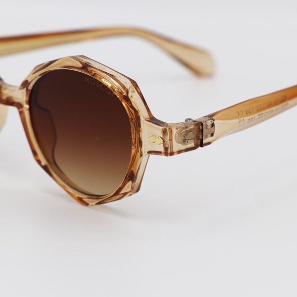 عکس از عینک آفتابی گرد با فریم رنگ عسلی، طرح دار و لنز قهوه ای هایلایت moscot مدل 65014