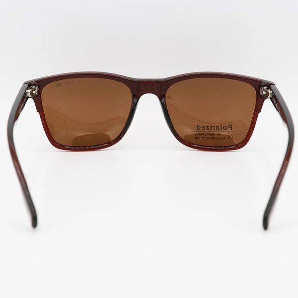 عکس از عینک آفتابی پلار lacoste با فریم قهوه ای براق، مربعی کوچک و لنز تیره مدل p21061