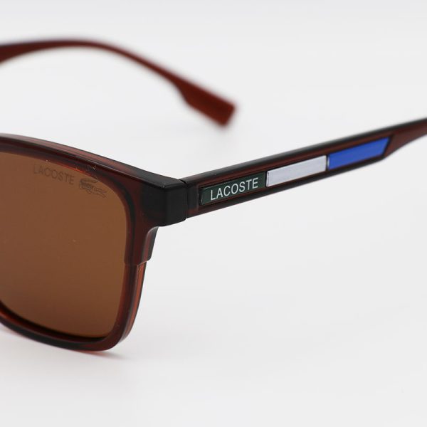 عکس از عینک آفتابی پلار lacoste با فریم قهوه ای براق، مربعی کوچک و لنز تیره مدل p21061