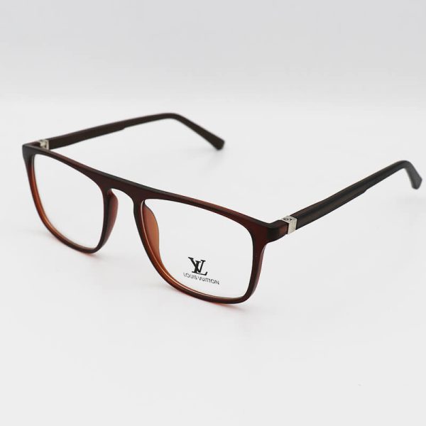 عکس از عینک طبی مربعی شکل با فریم قهوه ای رنگ، تی آر 90 و دسته فنری مدل tr95