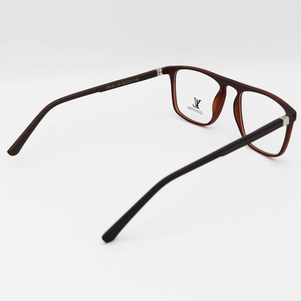 عکس از عینک طبی مربعی شکل با فریم قهوه ای رنگ، تی آر 90 و دسته فنری مدل tr95