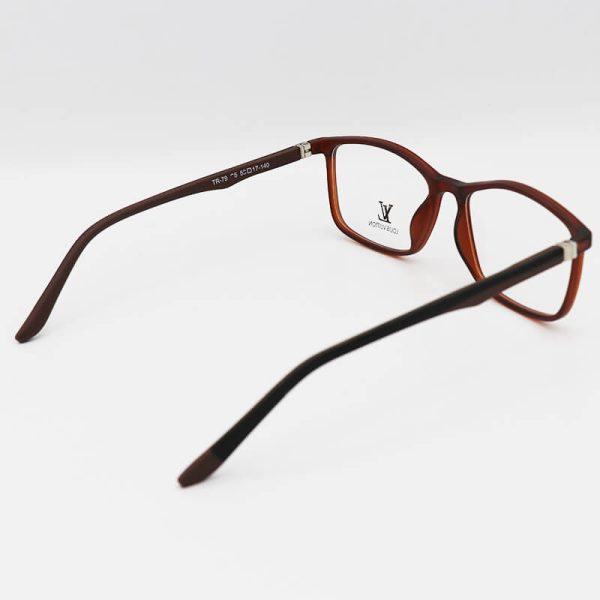 عکس از عینک طبی tr90 با فریم قهوه ای، مستطیلی شکل و دسته فنری مدل tr79