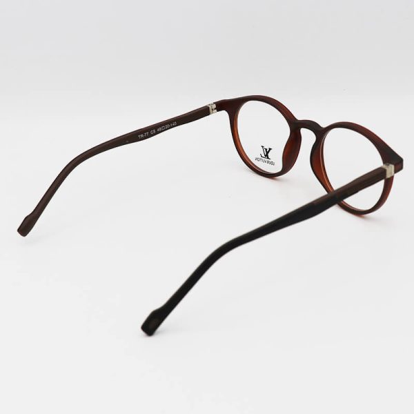 عکس از عینک طبی tr90 با فریم قهوه ای، دایره ای شکل و دسته فنری مدل tr77