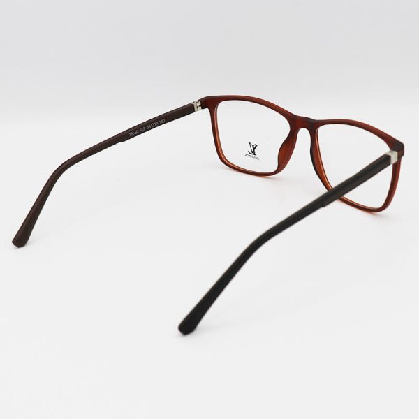 عکس از عینک طبی تی آر 90 با فریم قهوه‌ای، مربعی شکل و دسته فنری مدل tr92