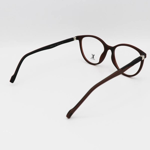 عکس از عینک طبی با فریم قهوه ای، ویفرر، تی آر 90 و دسته فنری مدل tr40