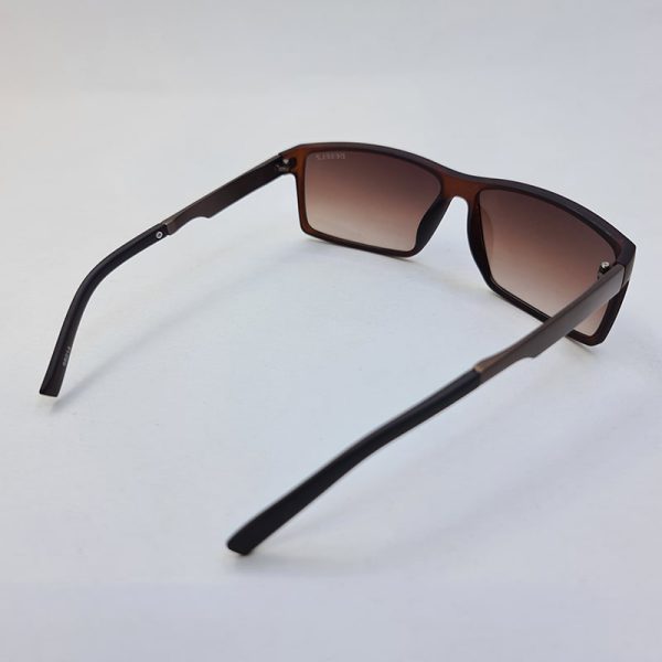 عکس از عینک آفتابی دیزل با فریم قهوه ای، مستطیلی و دسته طرح چوب مدل 98014