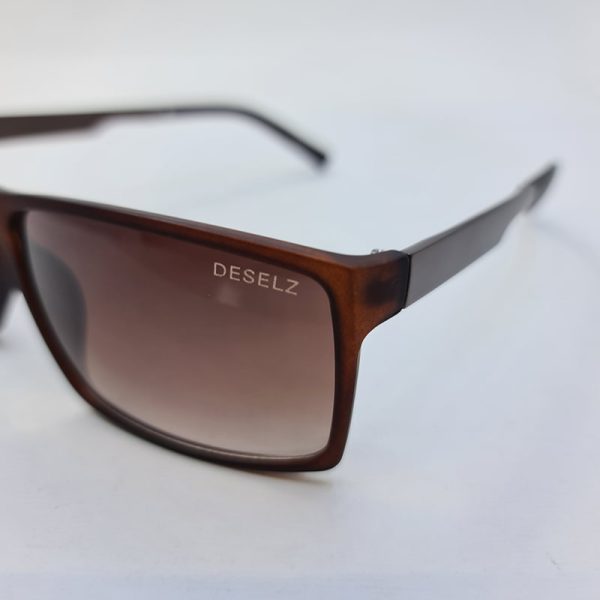 عکس از عینک آفتابی دیزل با فریم قهوه ای، مستطیلی و دسته طرح چوب مدل 98014