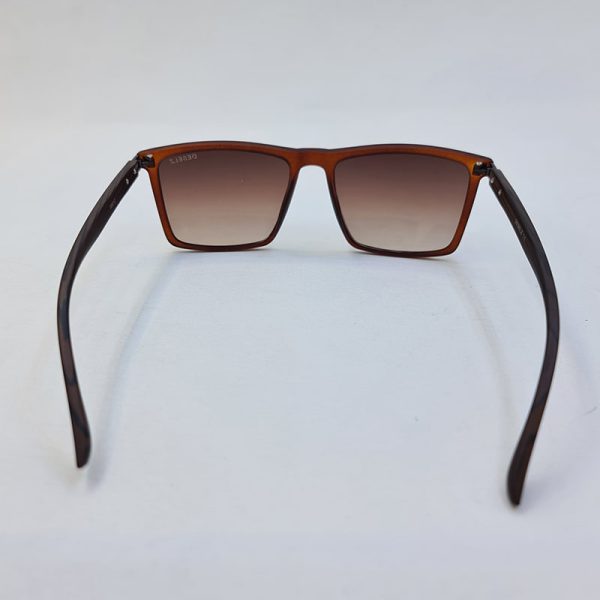 عکس از عینک افتابی با فریم قهوه ای و دسته چوبی و عدسی هایلایت deselz مدل 98012