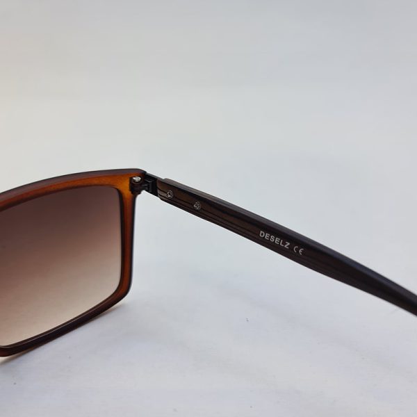 عکس از عینک افتابی با فریم قهوه ای و دسته چوبی و عدسی هایلایت deselz مدل 98012