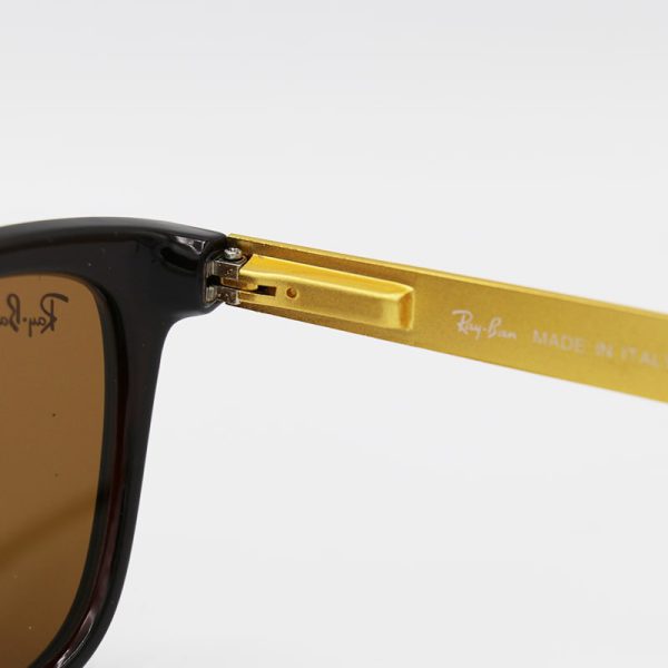 عکس از عینک آفتابی ویفرر با فریم قهوه ای، دسته طلایی، لنز سنگ و قهوه ای تیره ray-ban مدل 4251
