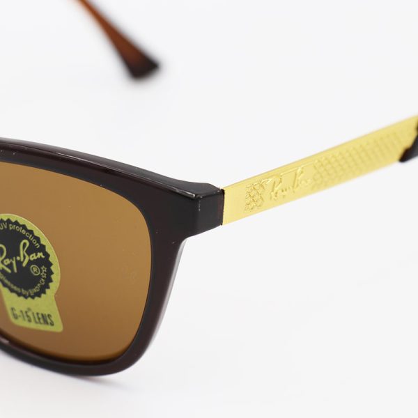 عکس از عینک آفتابی ویفرر با فریم قهوه ای، دسته طلایی، لنز سنگ و قهوه ای تیره ray-ban مدل 4251