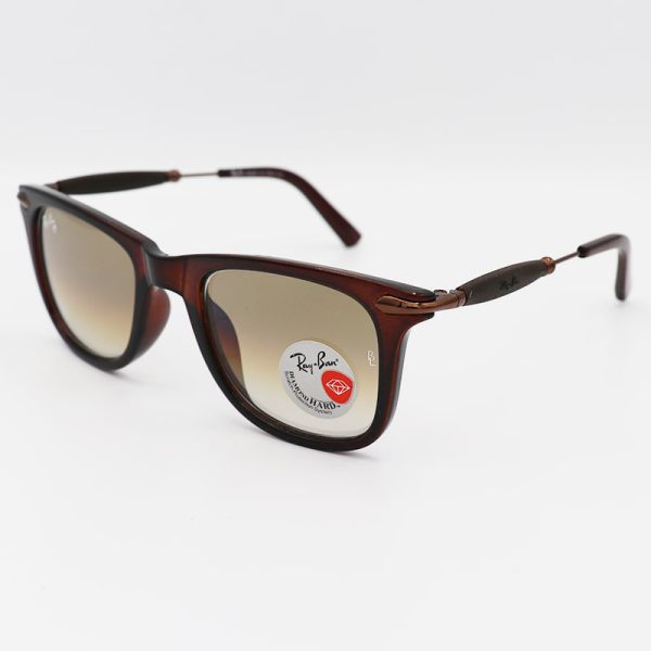عکس از عینک آفتابی ویفرر با فریم قهوه ای، لنز سنگ و قهوه ای سایه روشن ریبن مدل 2148