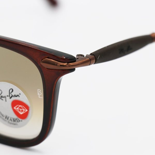عکس از عینک آفتابی ویفرر با فریم قهوه ای، لنز سنگ و قهوه ای سایه روشن ریبن مدل 2148