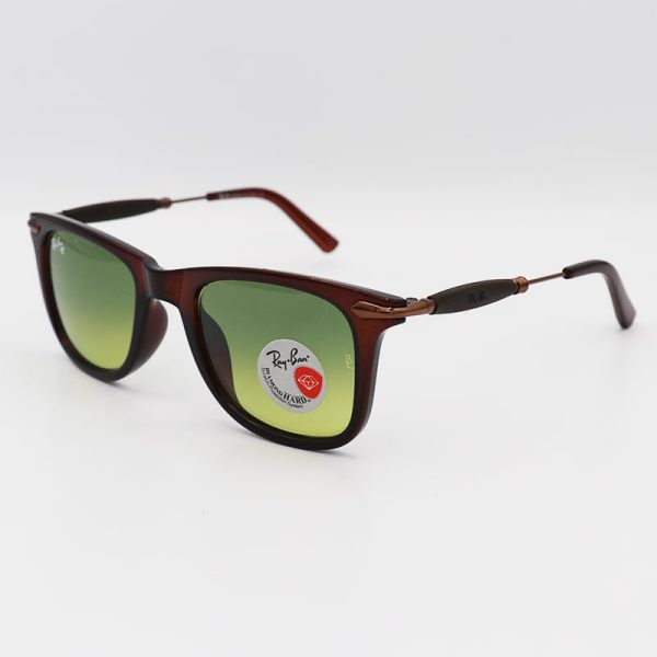 عکس از عینک آفتابی ویفرر با فریم قهوه ای، لنز سنگ و سبز سایه روشن ریبن مدل 2148