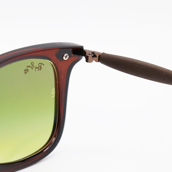 عکس از عینک آفتابی ویفرر با فریم قهوه ای، لنز سنگ و سبز سایه روشن ریبن مدل 2148