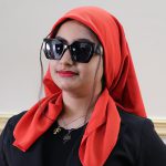 عکس از عینک آفتابی پرادا با فریم گربه ای شکل مدل 2246 بر روی صورت فاطمه ابراهیم زاده