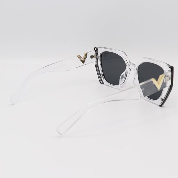 عکس از عینک آفتابی زنانه با فریم بی‌رنگ و شفاف، پروانه‌ای و لنز دودی تیره وانتینو مدل 9794