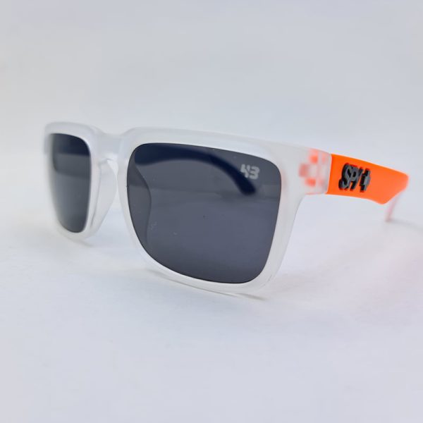 عکس از عینک آفتابی ساحلی 43 با فریم بی رنگ، دسته آبی و نارنجی رنگ مدل spy+