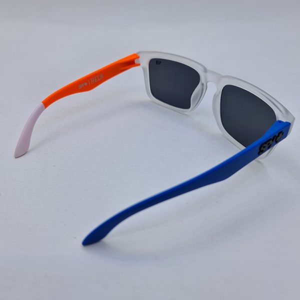 عکس از عینک آفتابی ساحلی 43 با فریم بی رنگ، دسته آبی و نارنجی رنگ مدل spy+