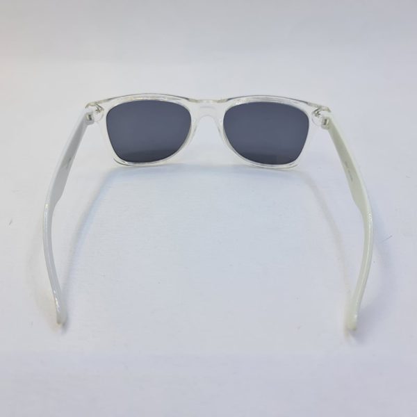 عکس از عینک آفتابی ساحلی با فریم ویفرر، بی رنگ و دسته سفید مدل sp32276