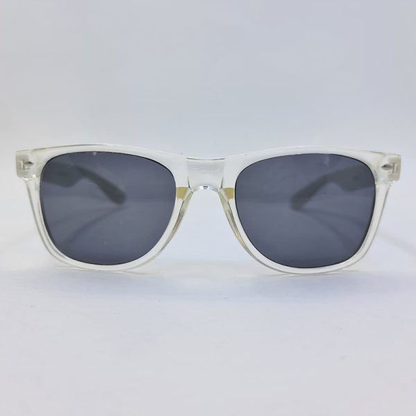عکس از عینک آفتابی ساحلی با فریم ویفرر، بی رنگ و دسته سفید مدل sp32276