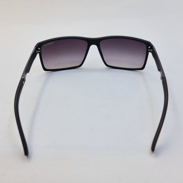 عکس از عینک دودی دیزل با فریم مشکی، مستطیلی شکل و دسته طرح چوب مدل 98014