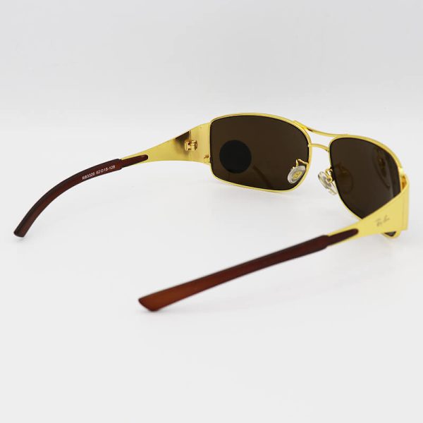 عکس از عینک آفتابی با لنز قهوه‌ای، شیشه‌ای و پلاریزه و فریم طلایی خلبانی برند ری بن مدل 3320