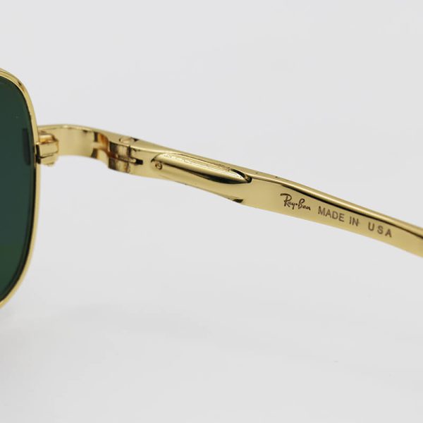 عکس از عینک آفتابی خلبانی کلاسیک با لنز سنگ، سبز رنگ، فریم طلایی و دسته فنری ray-ban مدل 8070
