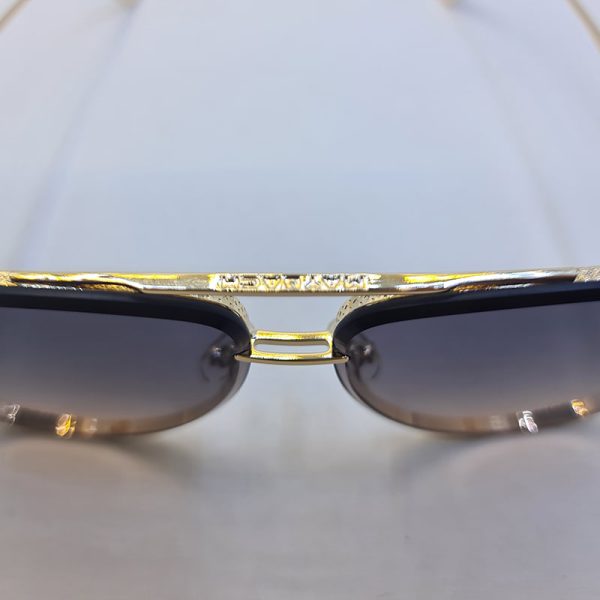عکس از عینک آفتابی خلبانی maybach با فریم فلزی و طلایی و لنز دو رنگ مدل 63089