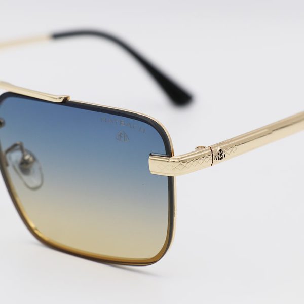 عکس از عینک آفتابی میباخ با فریم طلایی، مستطیلی شکل و لنز دو رنگ مدل 22077