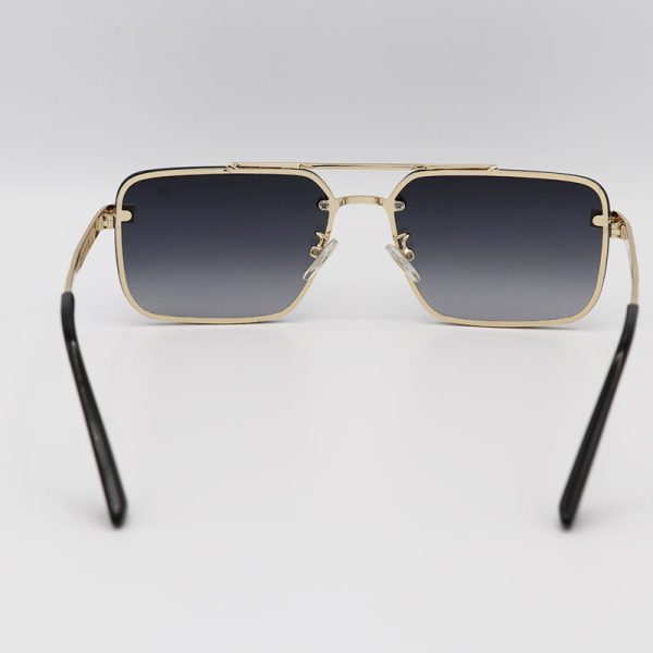 عکس از عینک آفتابی میباخ با فریم طلایی، مستطیلی شکل و لنز دودی مدل 22077