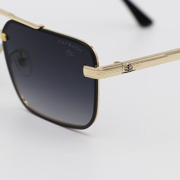 عکس از عینک آفتابی میباخ با فریم طلایی، مستطیلی شکل و لنز دودی مدل 22077