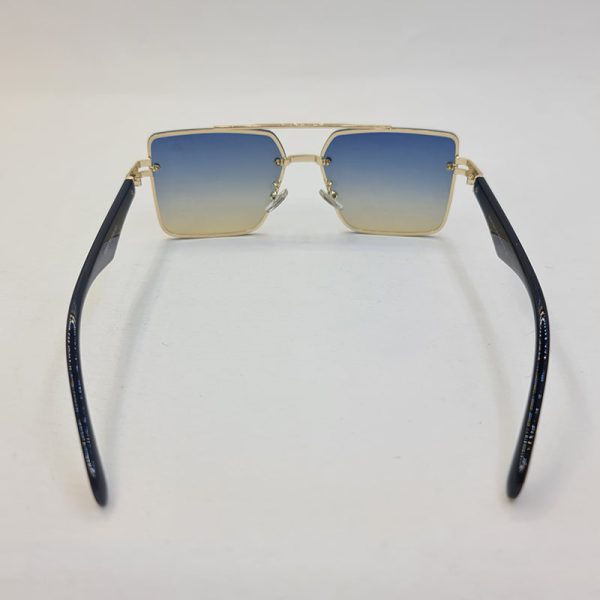 عکس از عینک آفتابی میباخ با فریم طلایی، لنز دو رنگ و دسته مشکی مدل 10402