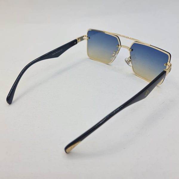 عکس از عینک آفتابی میباخ با فریم طلایی، لنز دو رنگ و دسته مشکی مدل 10402