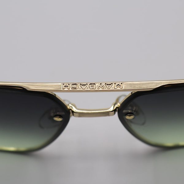 عکس از عینک آفتابی میباخ با فریم طلایی، لنز سبز هایلایت و دسته مشکی مدل 10402