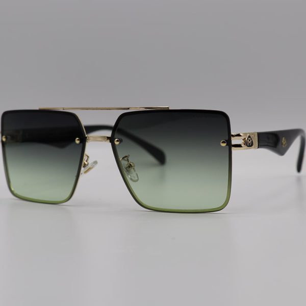 عکس از عینک آفتابی میباخ با فریم طلایی، لنز سبز هایلایت و دسته مشکی مدل 10402