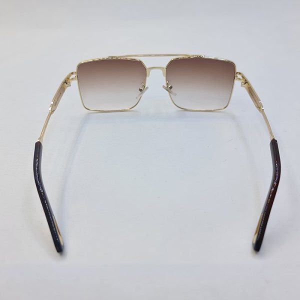 عکس از عینک آفتابی مربعی شکل با فریم طلایی رنگ و لنز قهوه ای هایلایت مدل 10495