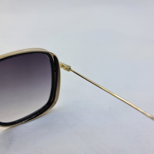 عکس از عینک آفتابی با فریم مربعی، طلایی رنگ و لنز دودی تیره دیتیای مدل 9537