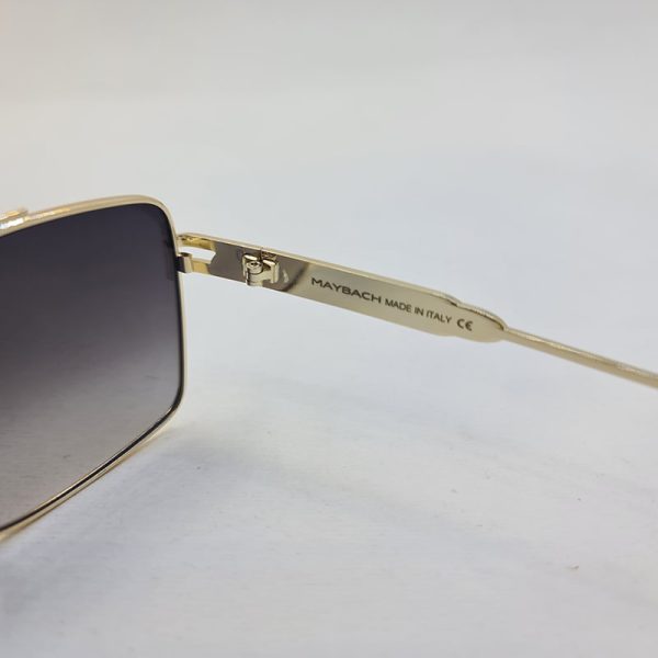 عکس از عینک آفتابی مربعی شکل با فریم طلایی رنگ و لنز دودی هایلایت مدل 10495