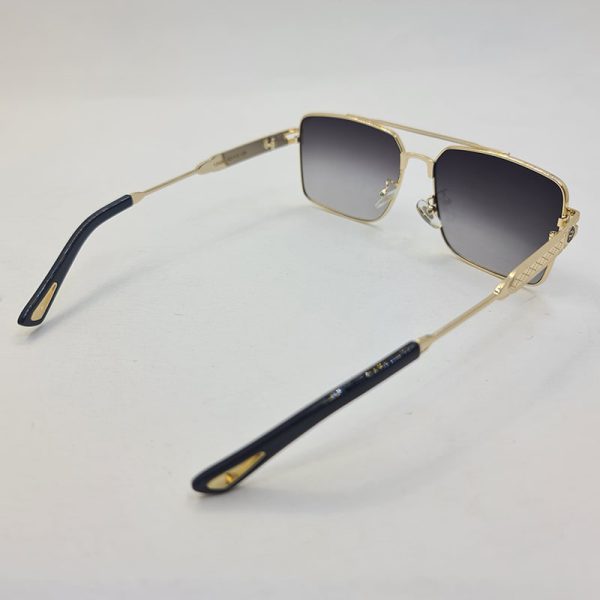 عکس از عینک آفتابی مربعی شکل با فریم طلایی رنگ و لنز دودی هایلایت مدل 10495