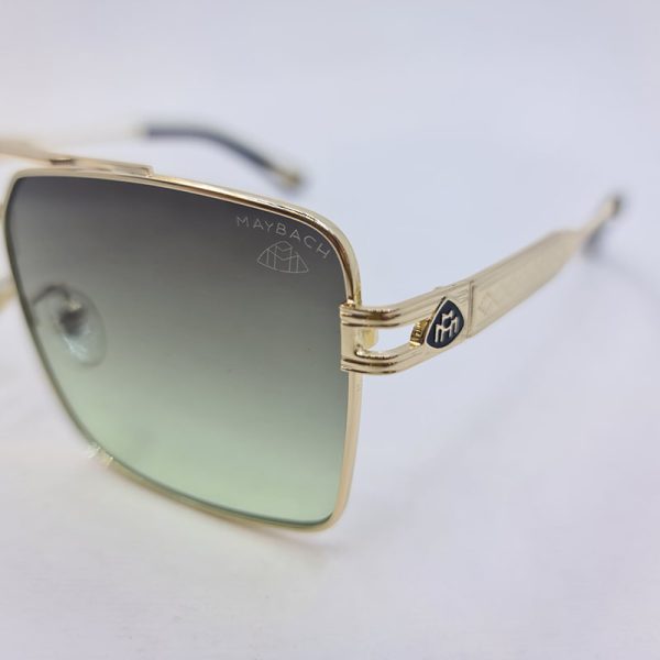 عکس از عینک آفتابی مربعی شکل با فریم طلایی و لنز سبز سایه روشن مدل 10495