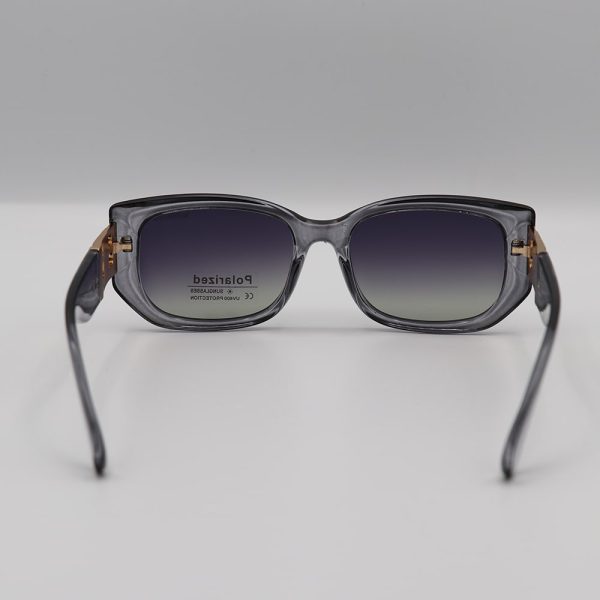 عکس از عینک آفتابی زنانه باربری با فریم طوسی، مستطیلی و لنز پلاریزه و دودی مدل p2232